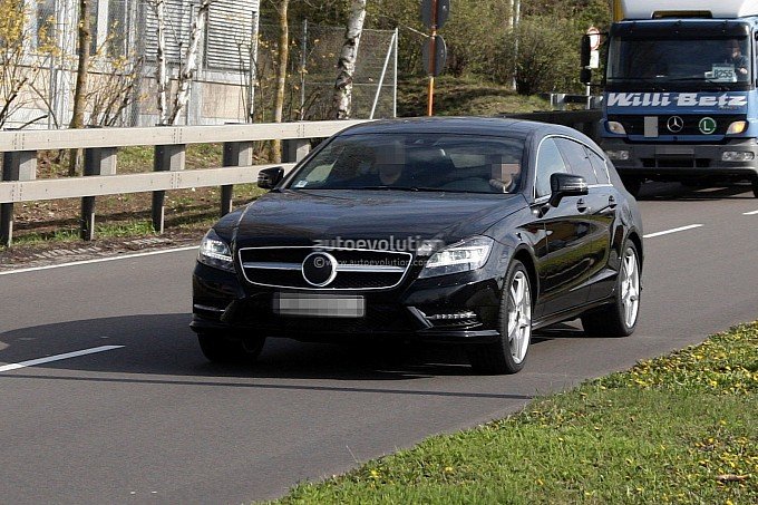 Компания Mercedes CLS была замечена без камуфляжа